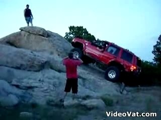 regis fait un salto en jeep