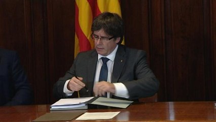 Puigdemont y consellers firman en Parlament el decreto de convocatoria de 1-O