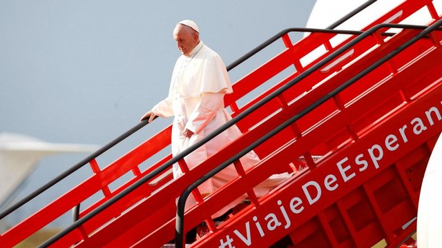 Papa Francesco arriva in Colombia nel nome della pace