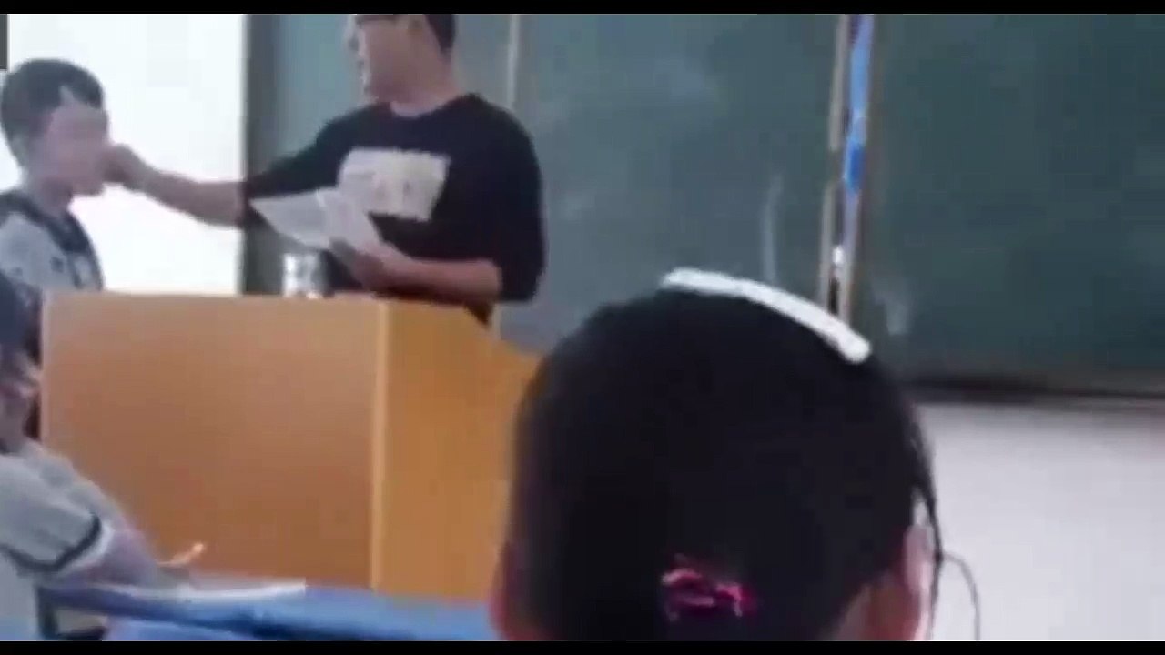 Ngày đầu đi học, thầy giáo tát 20 học sinh trước lớp gây phẫn nộ