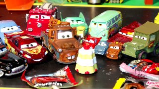 Un et un à un un à arrive des voitures Oeuf de géant dans radiateur ressorts Kinder maxi pixar kinder surprise