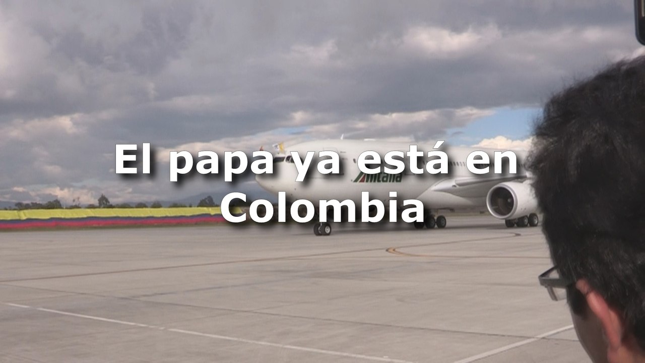 El papa Francisco llega con su mensaje de paz a una Colombia que lo aclama