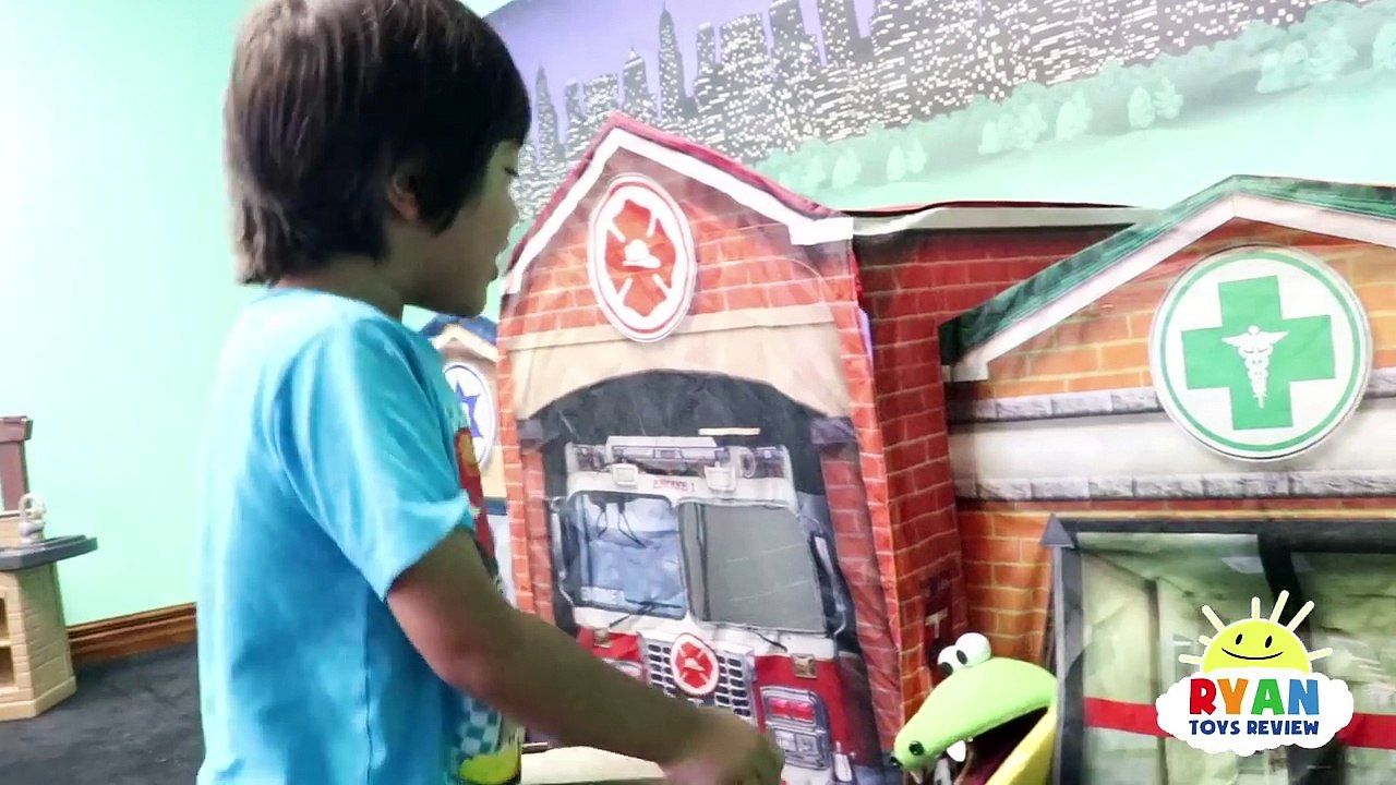 ROBLOX Work at a Pizza Place In Real Life! Family Fun Kids Pretend Playtime Ryan ToysReview-caHszMmOog4