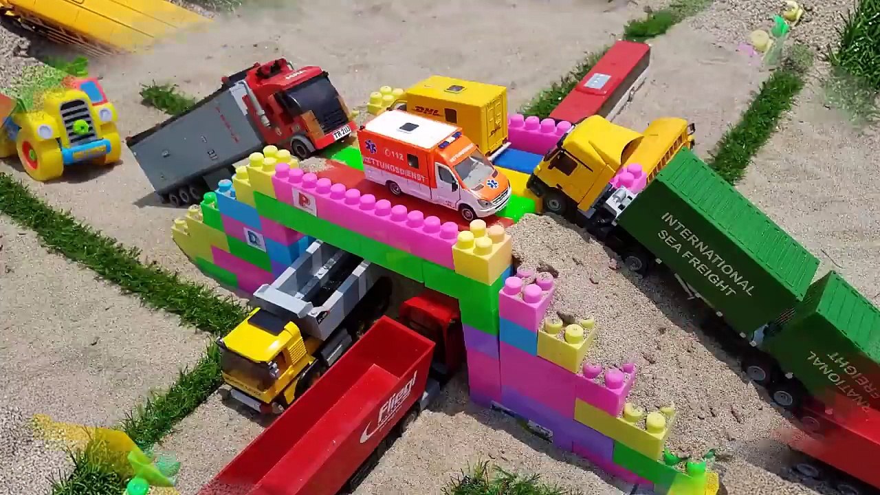 子供のおもちゃで砂場遊び Sandbox play with toys!-ZOW3uQIfmpg