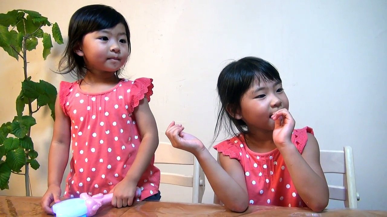 ドッキリ 誕生日に恐怖の宅急便…まさか生首？絶叫恐怖トモチカ姉妹 ふたりはなかよし♪-0bK5HQqPGDw