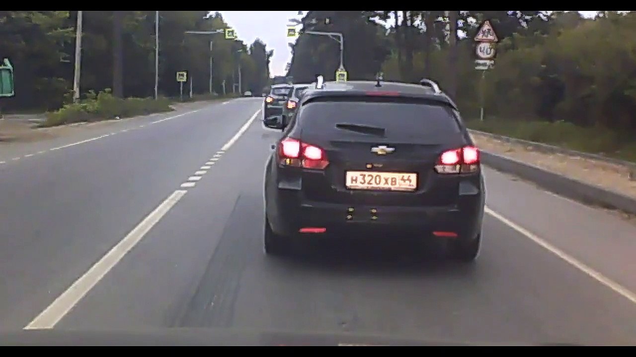 Ce russe se fait faucher par une moto. Résultat : une jambe cassée