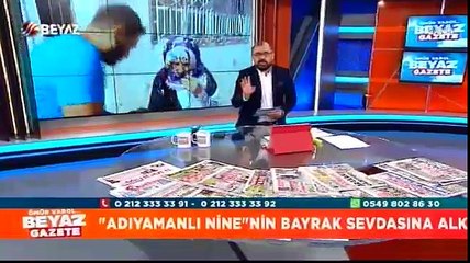Bayrağı öpen dede ve nine gözleri yaşarttı