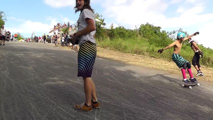 Video herunterladen: Il frappe sa tête sur la route en tombant de son skate longboard !! Merci le casque..