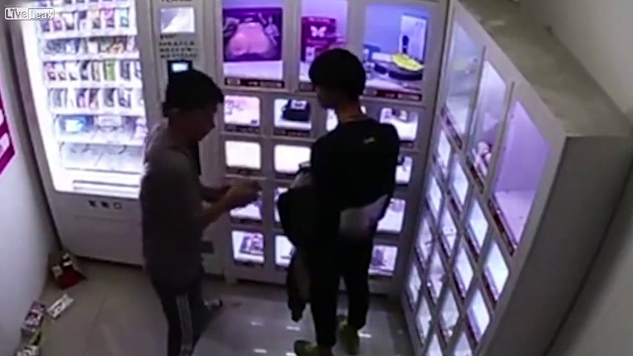 Il explose un distributeur.. pour une fausse paire de Boobs LOL