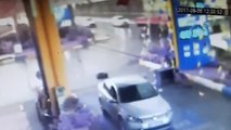 Kontrolünü Kaybedip Benzin İstasyonuna Daldı...şoförün Araçtan Fırladığı Kaza Kamerada