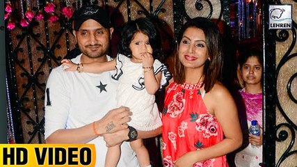 Tải video: Harbhajan, Geeta Basra And CUTE Daughter Hinaya At Rakesh Roshan’s Birthday Bash