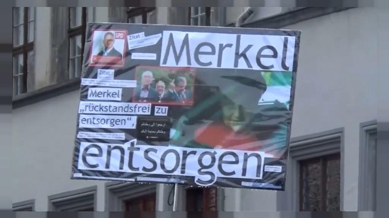 Tomaten und Buhrufe gegen Merkel