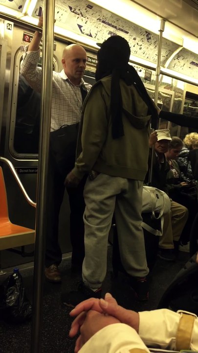Un homme ne le laisse pas démonter devant ce gangster dans le métro
