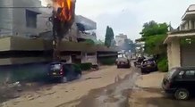 کراچی PECHS بلاک 6 میں بجلی کی تاروں میں آگ لگ گئی جس کے نتیجے میں پاس کھڑی گاڑی بھی اس آگ کی لپیٹ میں آگئی۔ ویڈیو: حیدر