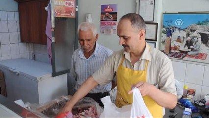 Emekli Maaşını Sokak Kedilerine Harcıyor