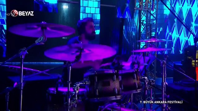 İrem Derici Ağlaya Ağlaya, Harun Kolçak Gir Kanıma Şarkısını Söyledi.