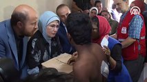 Emine Erdoğan Arakanlı Müslümanlara yardım dağıttı