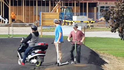 Un jeune vient rouler en scooter dans un BMX Park et ça tourne mal...