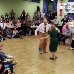Un vieux couple qui danse comme si c'était leur dernier jour !