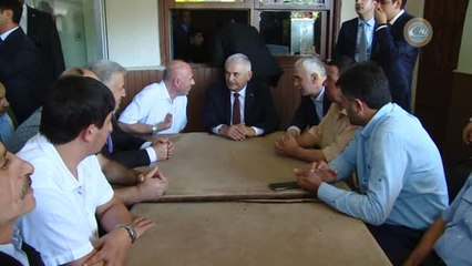 Başbakan Yıldırım, Kahvehaneyi Ziyaret Ederek Vatandaşlarla Bir Araya Geldi