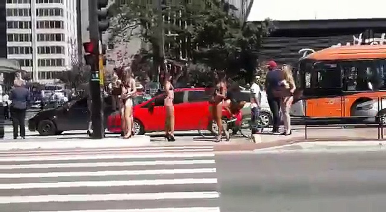 Choca su coche por ir con la boca abierta viendo esbeltas brasileñas en bikini