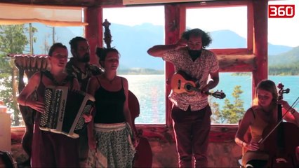 Brazilianët e meksikanët mrekullojnë me këngën e famshme shqiptare‘Lule Lule’ (360video)