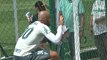 Reintegrado, Felipe Melo atende torcedores após treino do Palmeiras; veja