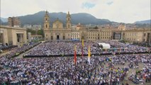 Miles de jóvenes ovacionan al papa en la Plaza de Bolívar de Bogotá