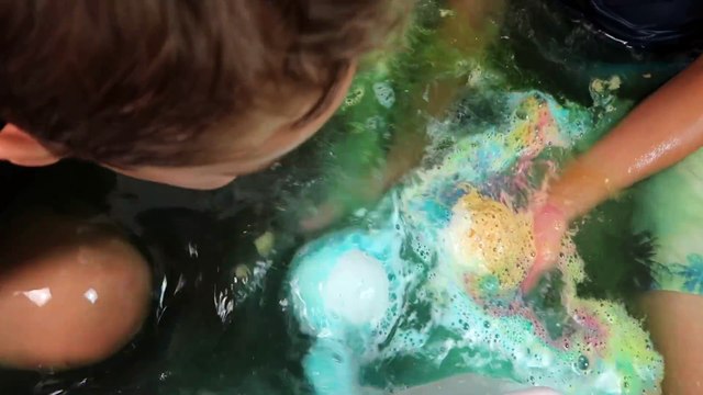 BATH BOMB CHALLENGE ! - Incroyables Bombes de Bain Effervescentes ☄️