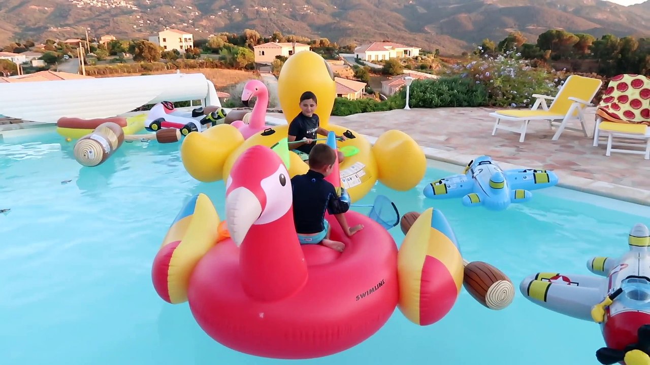 PÊCHE AUX SURPRISES DANS LA PISCINE - Surprises et Bonbons Cachés dans la piscine -)