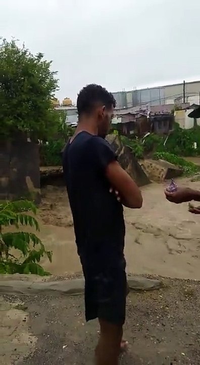 Joven se lanza al río