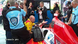 Alonso gets into the car IndyCar (ホンダ Indy 500)