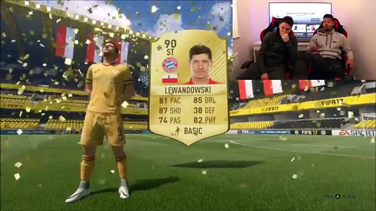 MOST EPIC WORLD XI FIFA 17 ULTIMATE TEAM BATTLE! Messi, Ronaldo & more!