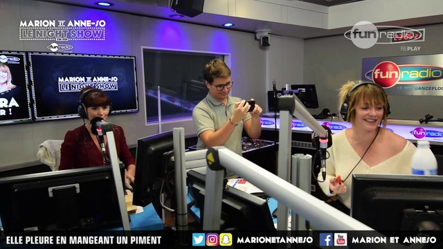 ELLE PLEURE EN MANGEANT UN PIMENT - Marion et Anne-So