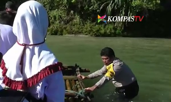 Salut! Polisi Bantu Siswa SD Seberangi Sungai dengan Rakit