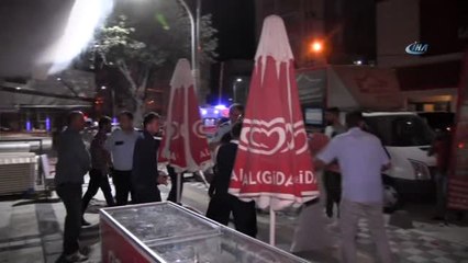 Alevler İçinde Yanan Marketin Sahipleri İtfaiye Erlerine Saldırdı