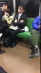 【キチガイ】電車内で大音量で音楽を聴いてた社畜サラリーマンが注意され逆ギレ【騒音】