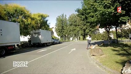 En colère, le patron du CHU de Toulouse fuit les questions de l'équipe d'Envoyé Spécial sur France 2