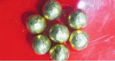 യാത്രക്കാരൻ വിഴുങ്ങിയ 7  സ്വർണ്ണ ഗോളങ്ങൾ  പുറത്തെടുത്തതിങ്ങനെ | Oneindia Malayalam