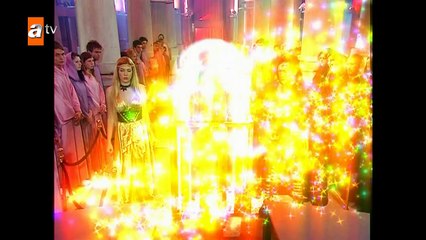 Selena, Pandora ile savaşıyor! by Scott Haney