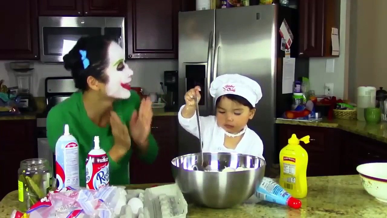 مهرج فتاة يأكل ماكدونالدز من المرحاض؟ ث الطفل الشيف، المجمدة إلسا، سبايدرمان، وردي العنكبوت فتاة