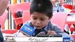 فٹ پاتھ پر زندگی بسر کرنے والے بچے کی وسعت اللہ خان سے انتہائی کیوٹ گفتگو