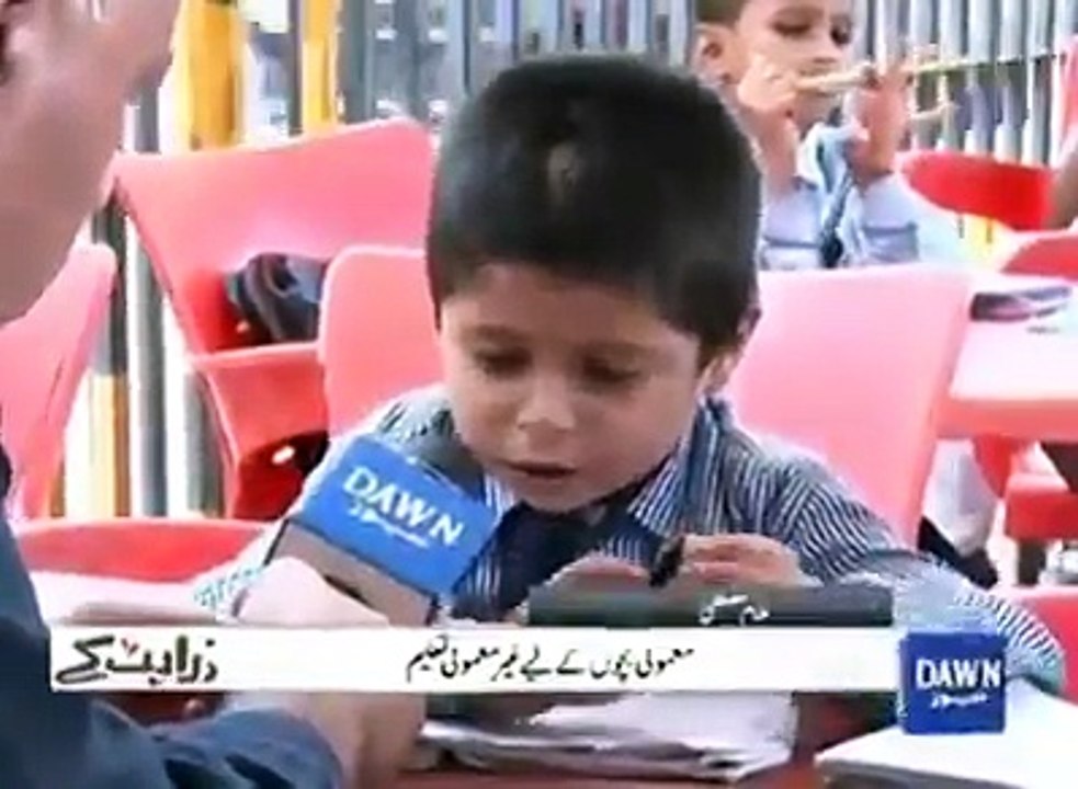 فٹ پاتھ پر زندگی بسر کرنے والے بچے کی وسعت اللہ خان سے انتہائی کیوٹ گفتگو