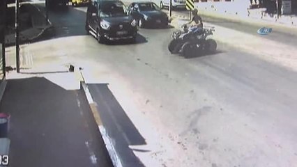 Atv Sürücüsünün, Çarpma Sonrası Yola Fırlaması Kamerada