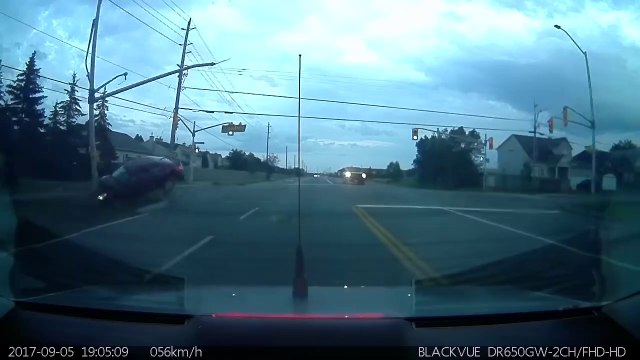 Ce conducteur ivre va s'encastrer dans un poteau à pleine vitesse. Impressionnant