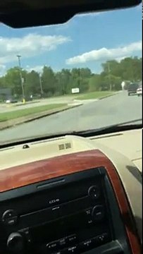 Ce débile tracte une voiture sans chauffeur...