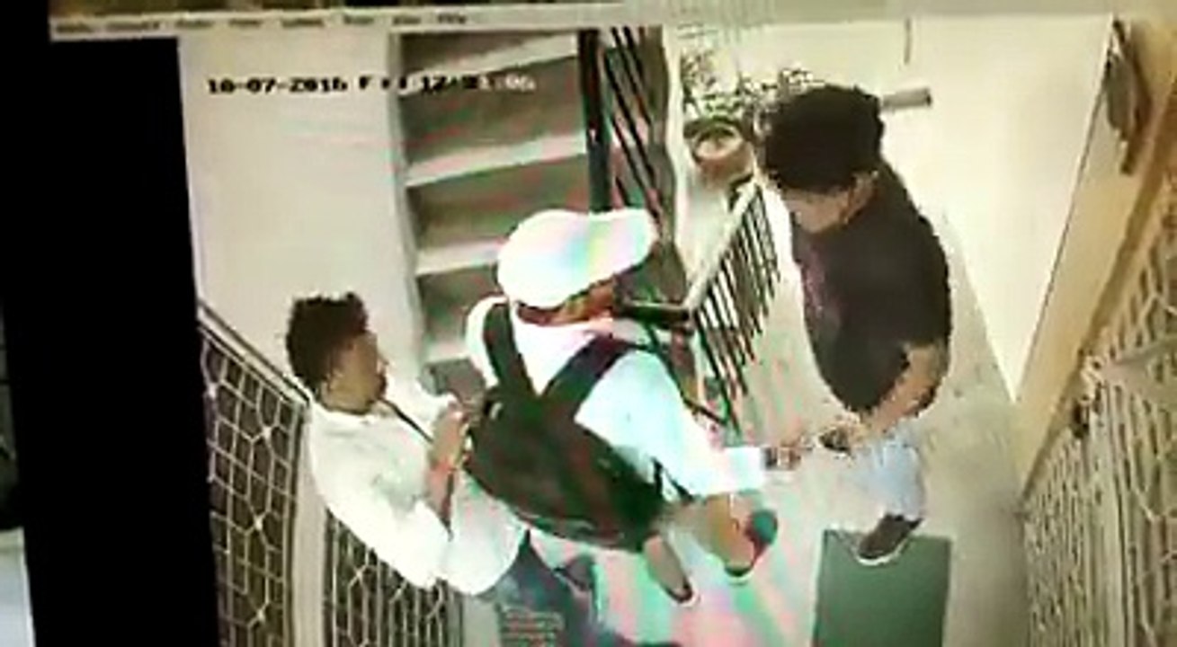 ویڈیو میں دیکھیں کراچی کے علاقہ پنجاب کالونی میں یہ نوجوان کس طرح  بند گھروں اور فلیٹوں کے تالے توڑ کر لوٹ مار کررہے ہی
