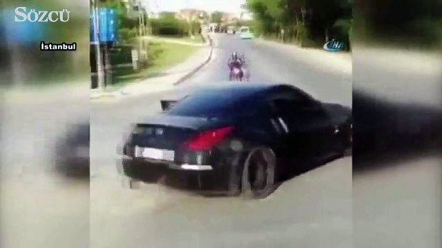 Kapısı açık otomobille drift kamerada