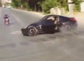Kapısı Açık Otomobille Drift Kamerada