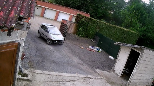 Régis gare sa voiture sans permis..